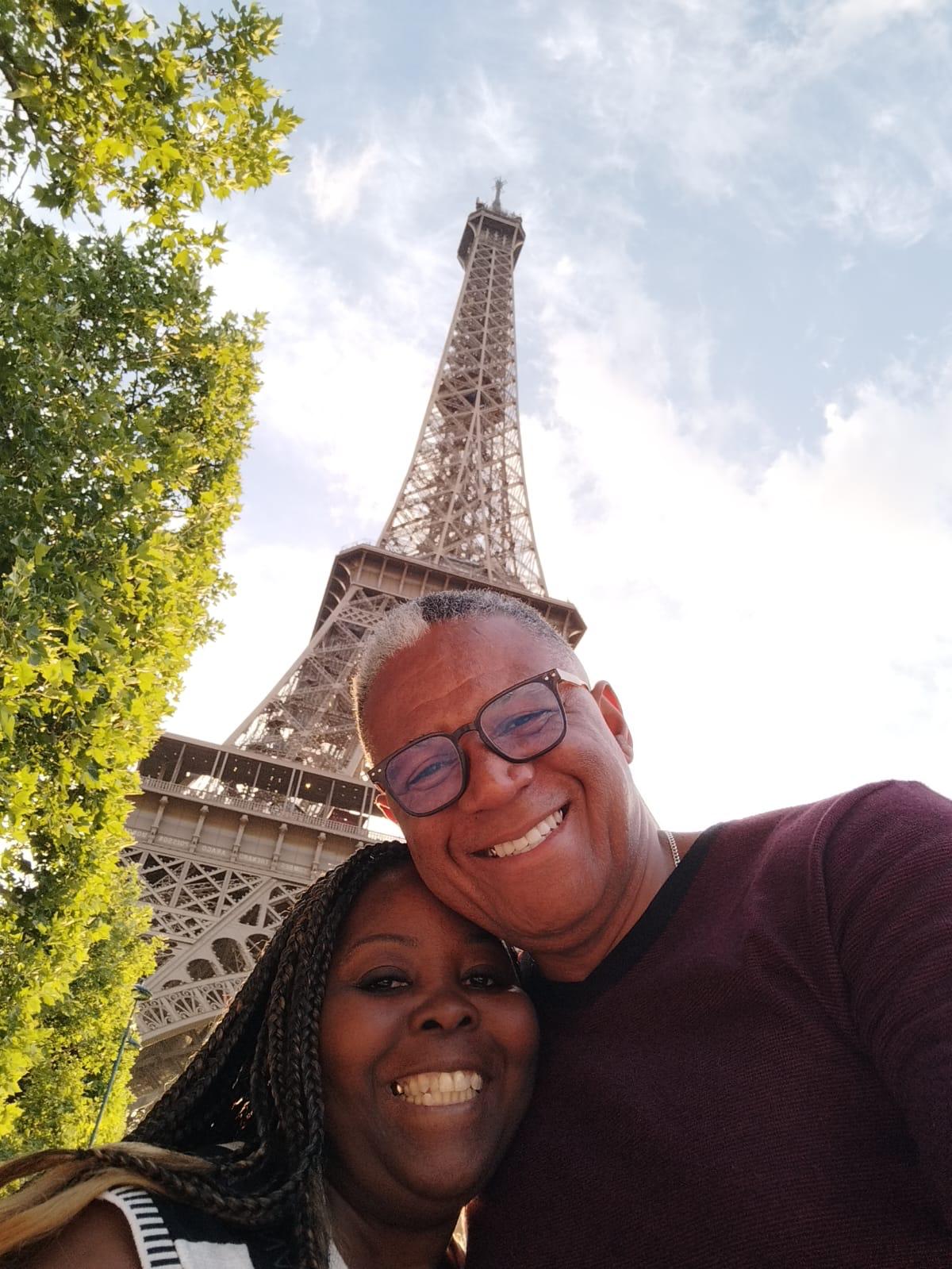 Clientes da Aerovix em frente à Torre Eiffel